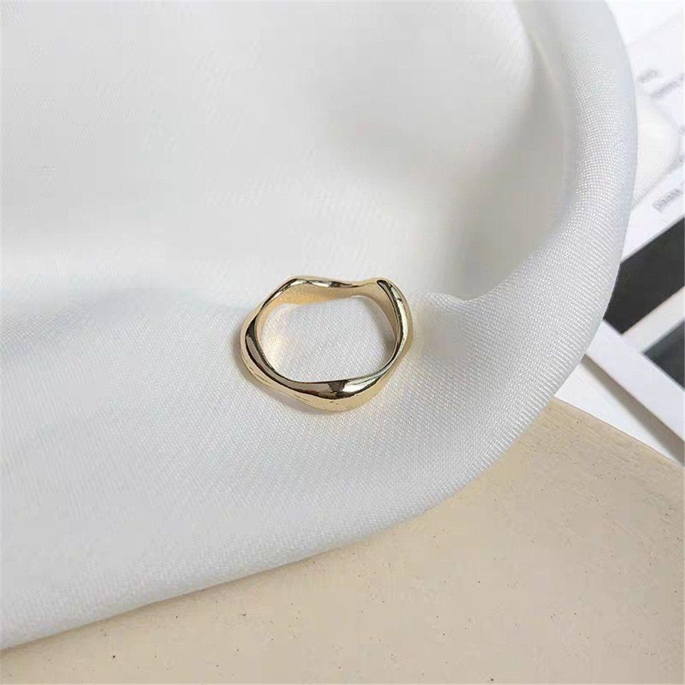 Nhẫn Cưới Bằng Hợp Kim Thiết Kế Độc Đáo