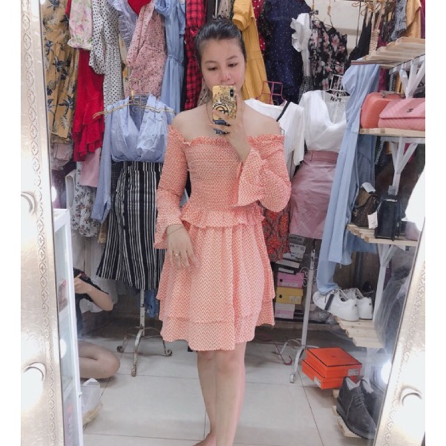 Váy thiết kế trễ vai