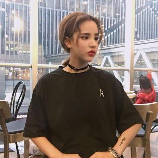 Overtee in chữ r - nhận in chữ theo yêu cầu