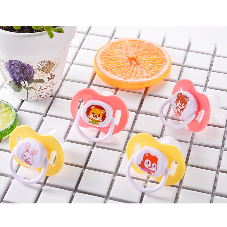 Núm ti giả có nắp đậy vệ sinh cho bé