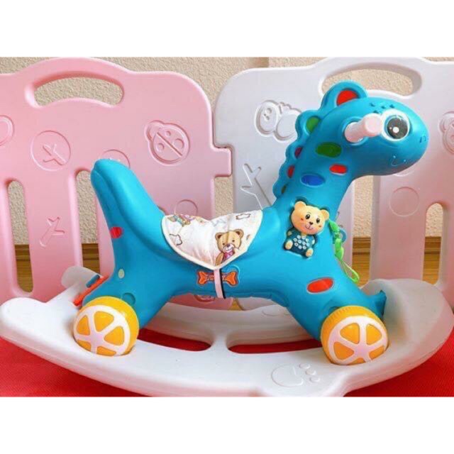 Ngựa bập bênh có bánh xe chòi chân