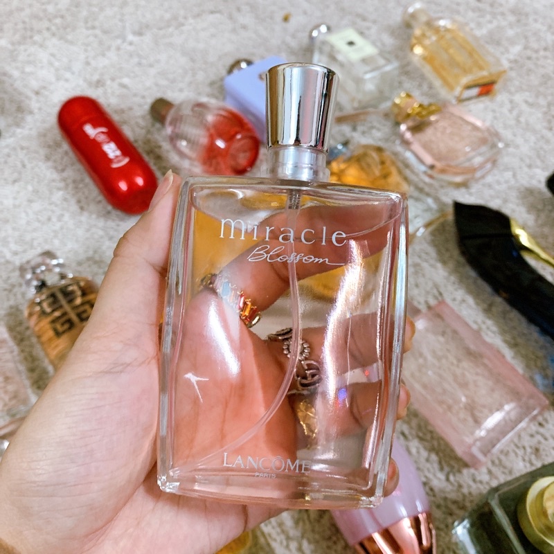 Nước hoa hương nhẹ nhàng hoa cỏ