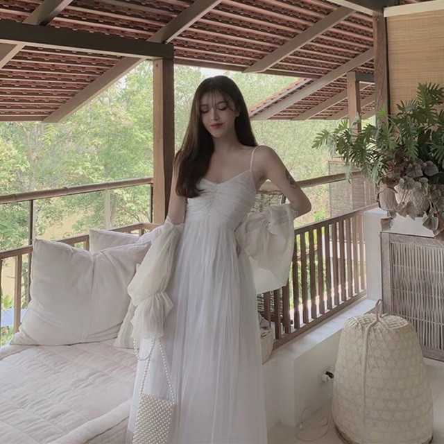 Đầm hai dây đi biển