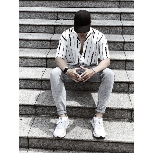 Áo sơmi cuban shirt , phom dáng oversize phù hợp cho cả nam và nữ với họa tiết trắng đen cực chất .