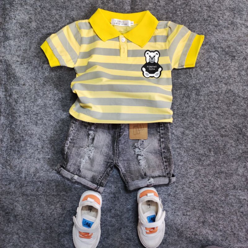 Bộ đồ cho bé trai, bé gái kẻ ngang in hình gấu. Set đồ hai chi tiết gồm áo Polo và quần Jean cho bé.