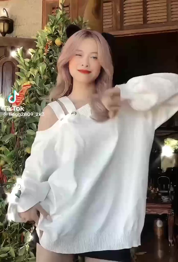 TINGOAN® - Áo len xù lệch vai dáng rộng trắng RUNAWAY SWEATER/WH | BigBuy360 - bigbuy360.vn