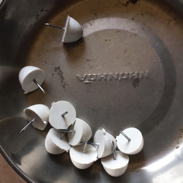 15c chân nhựa 2CM đóng chân tủ chân ghế