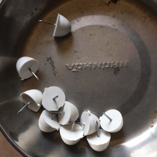15c chân nhựa 2CM đóng chân tủ chân ghế
