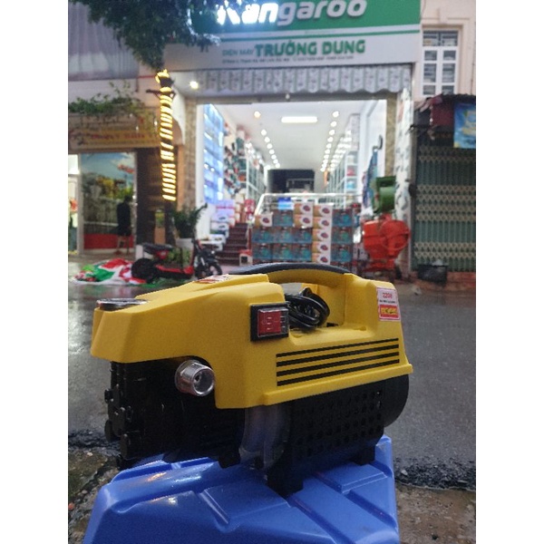 Máy rửa xe áp lực cao mini 2208E . công xuất 1,800W . Tặng kèm 01 đầu nối nhanh vào vòi nước
