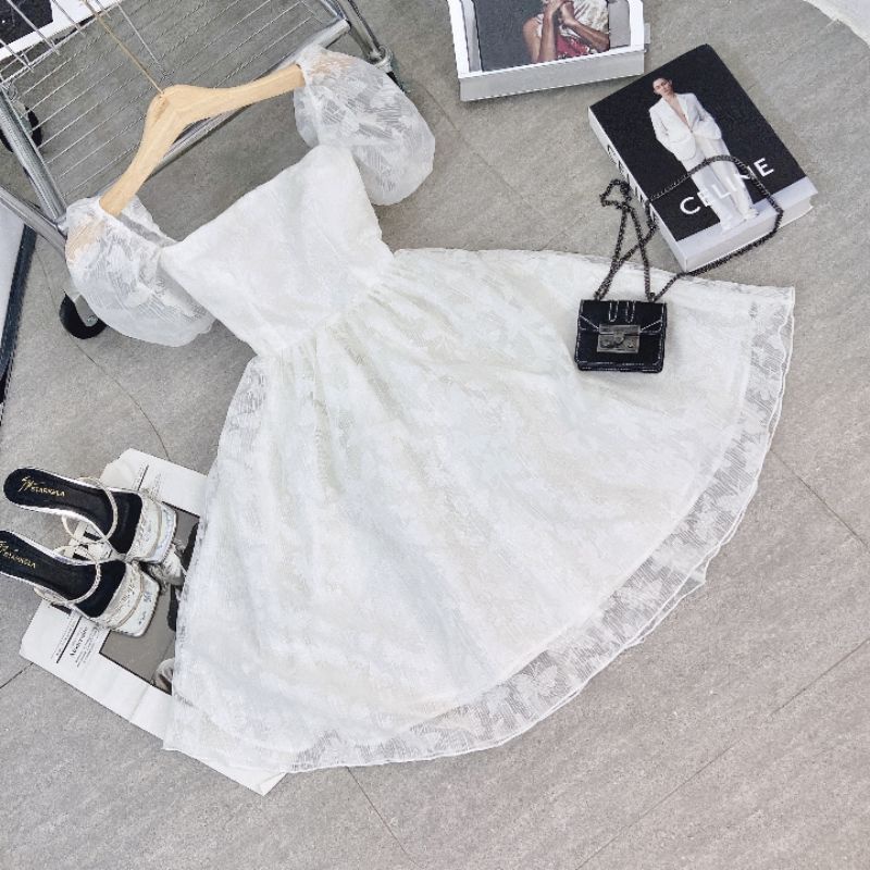 ĐẦM VOAN HOA TRẮNG TAY PHỒNG CỔ VUÔNG HỞ LƯNG