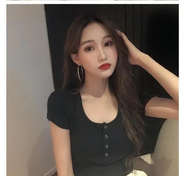 Áo croptop cổ tròn phối nút thiết kế đơn giản sành điệu