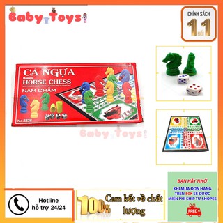 Bộ cá ngựa: 1 bàn cờ + 2 hạt xúc xắc + 16 quần cờ chia làm 4 màu đựng trong hộp nhựa . .