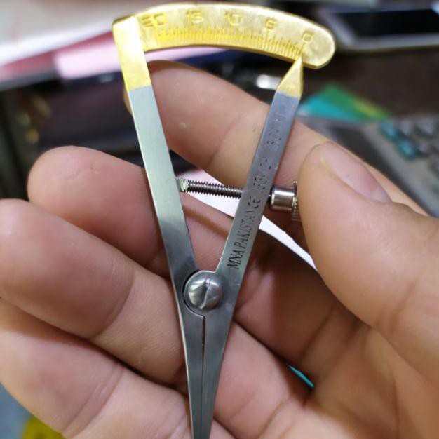 Compa cán vàng trong bộ nhấn mí