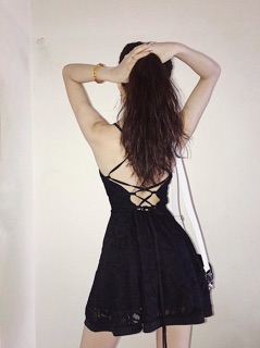 Đầm đen ren đan lưng