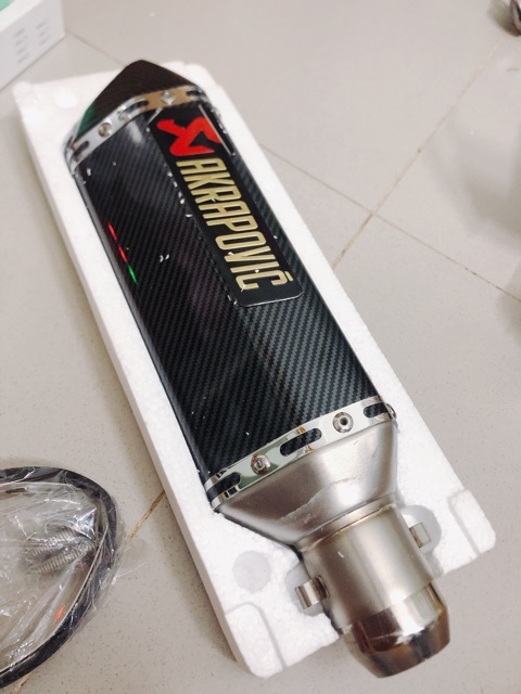 PÔ AKRAPOVIC CACBON lục giác CỰC ĐẸP KÈM CLIP GẮN MỌI LOẠI XE