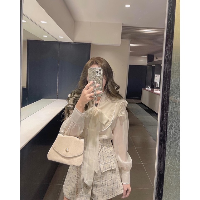 Sơmi voan cổ nơ viền hoa + chân váy nhung đen | BigBuy360 - bigbuy360.vn