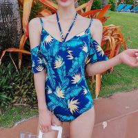Bikini hở lưng tay loe tiểu thư
