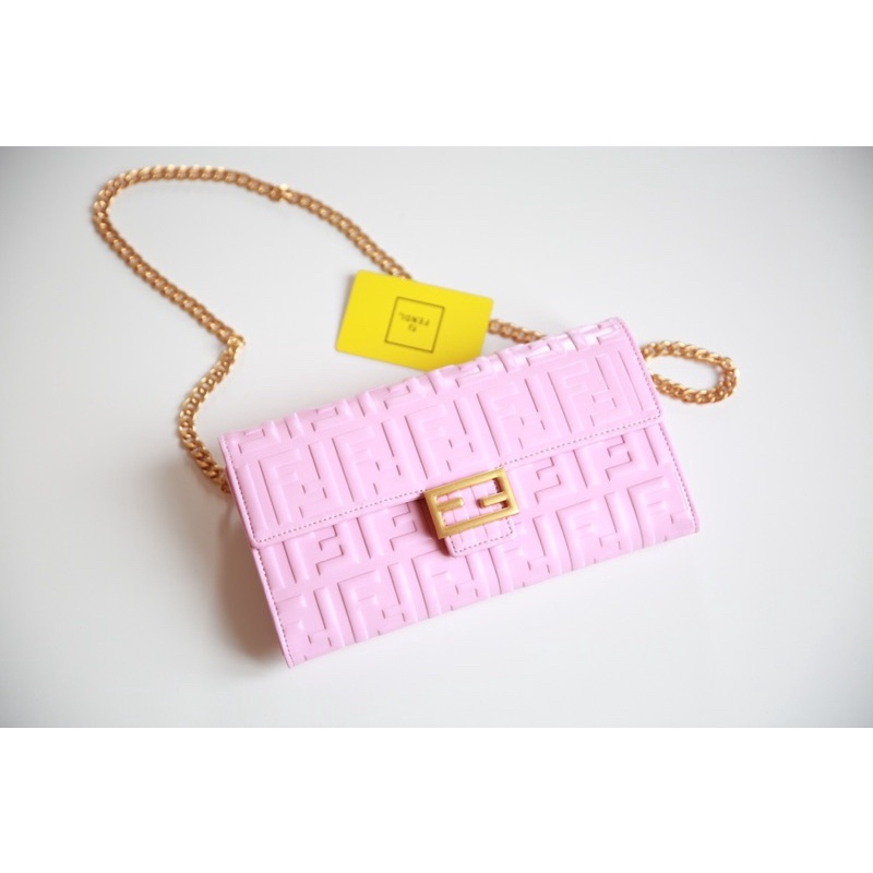 Ví W466-24 Clutch Fendi fullbox tag vàng vân da dập nổi kèm quai xinh Sang