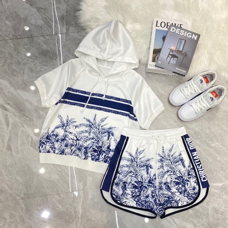 bộ đồ chất liệu satin có mũ trùm đầu áo sơ mi ngắn tay + quần đùi thể thao bên hông có logo 2 mảnh dior CD