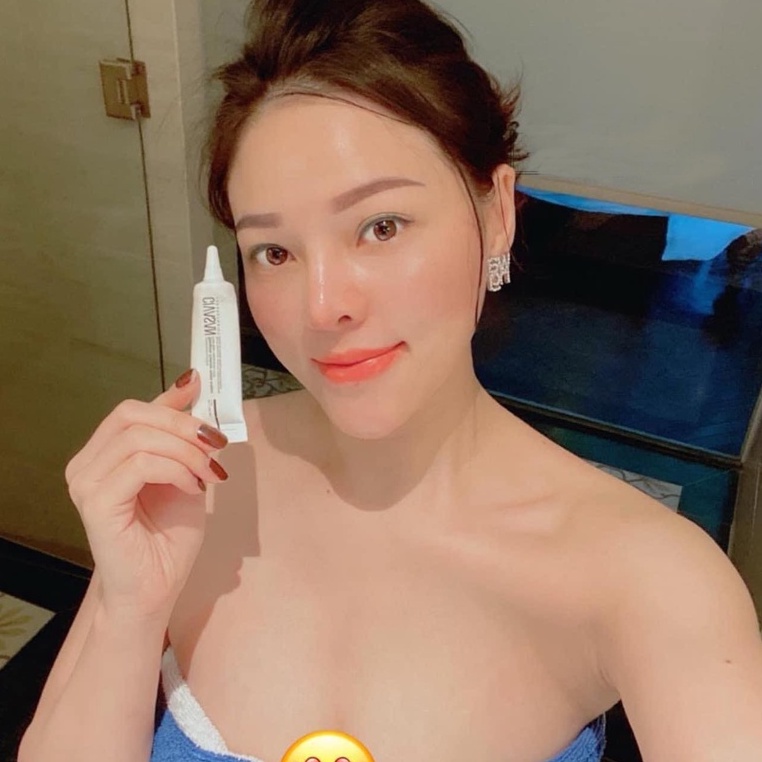 Khuyên tai chữ Wang đá sang chảnh WANG283