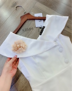Váy trắng cài hoa