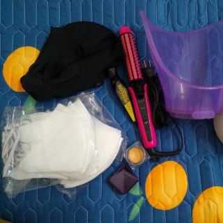 Combo khẩu trang và máy uốn tóc.