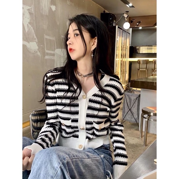 Áo cardigan kẻ trắng đen dáng ngắn