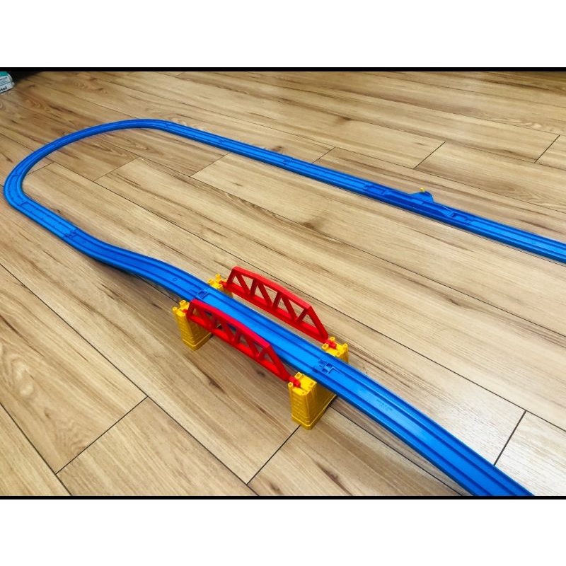 Ray cầu Takara Tomy cho tàu Tomy chạy với chặn dừng và nhiều điểm rẽ nhánh