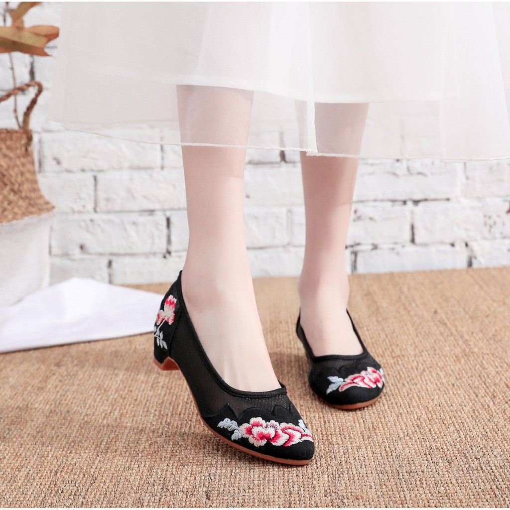 Giày thêu hoa mũi nhọn vải lưới GT033