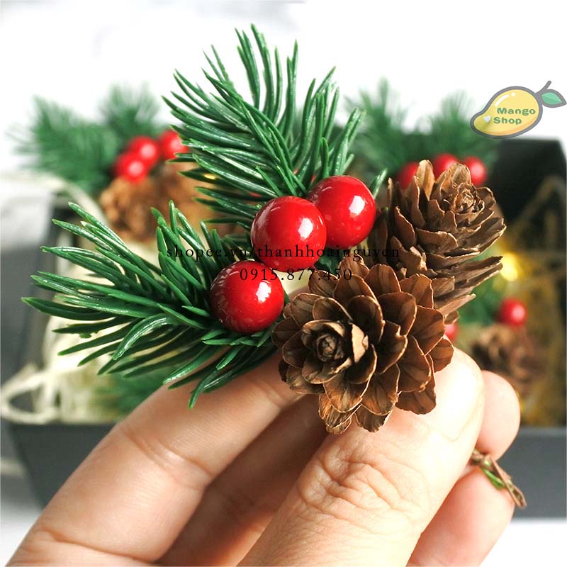 Nhánh thông Noel đỏ cài lên hộp quà Giáng Sinh ( phụ kiện Decor Giáng Sinh )