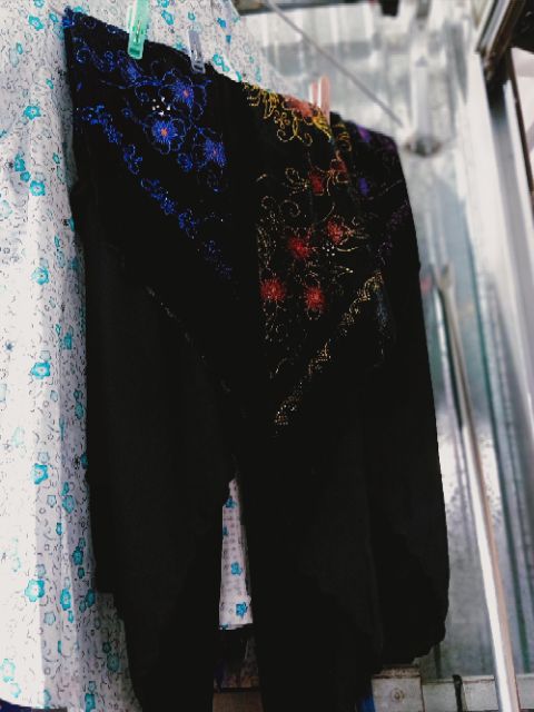 Khăn nhung đội đầu cho bà