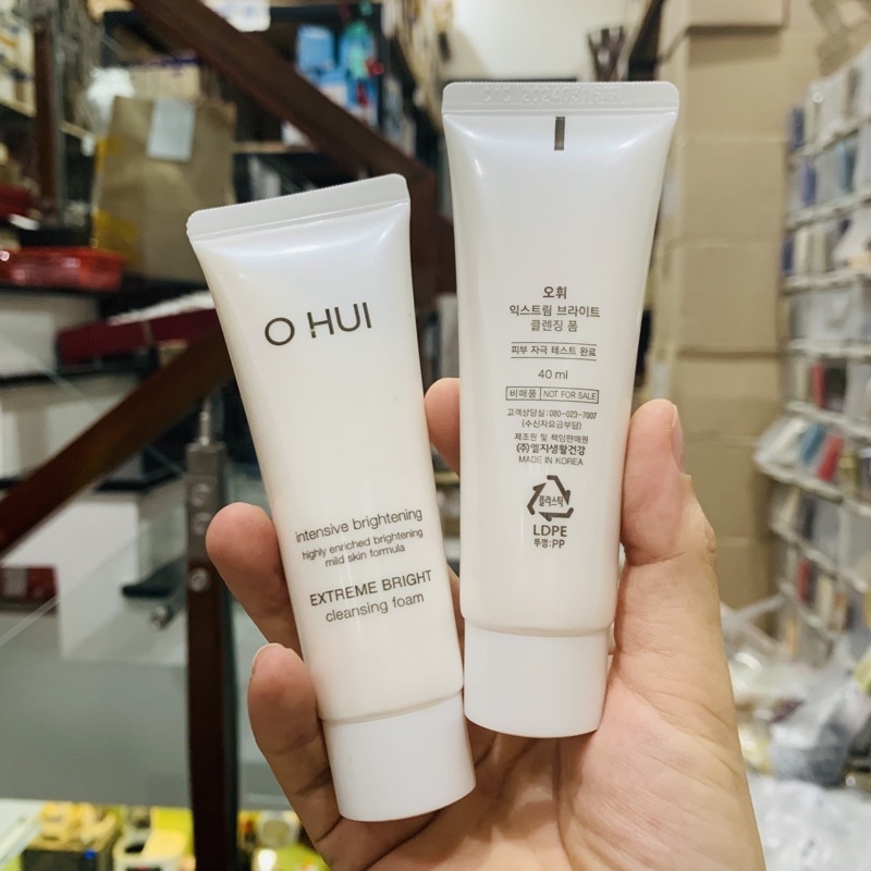 Sữa rửa mặt Ohui dưỡng trắng da. Ohui Extreme White Foam Snow vitamin 40ml