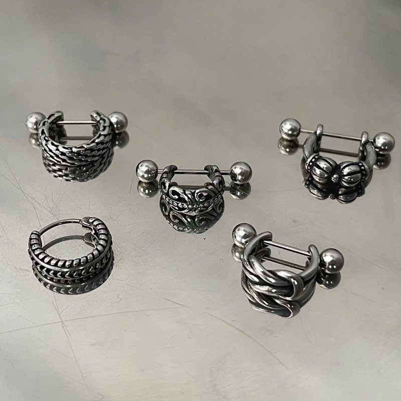 Khuyên Tai Chrome Heart Dạng Xỏ Lỗ Thép Titan Không Gỉ