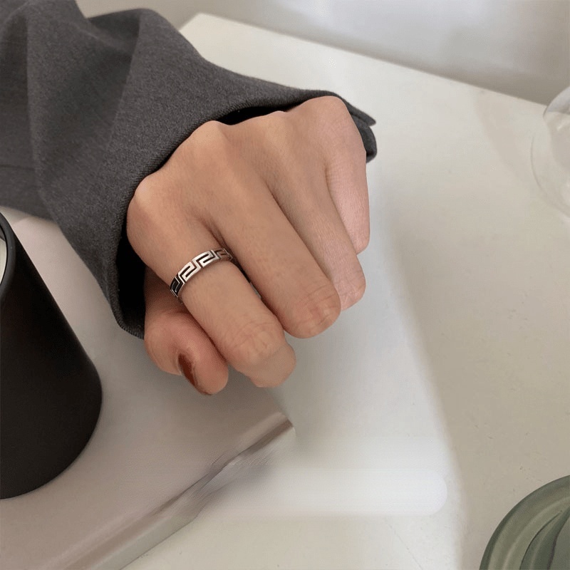 Nhẫn thép titan màu bạc họa tiết hình học đơn giản