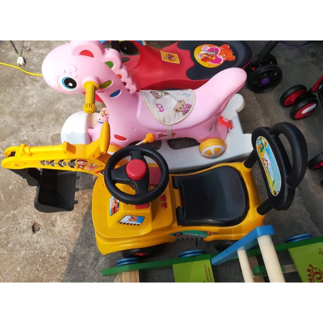 Xe cẩu chòi chân cho bé