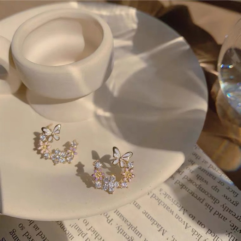 Khuyên tai khuyết hình bướm nhỏ xinh