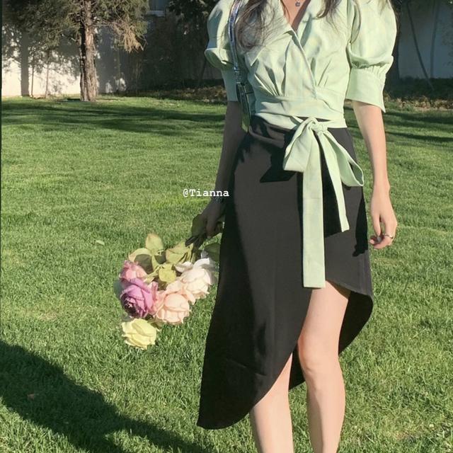 Set áo sơ mi tay phồng cổ búp bê phối dây cột nơ kèm quần đùi thời trang