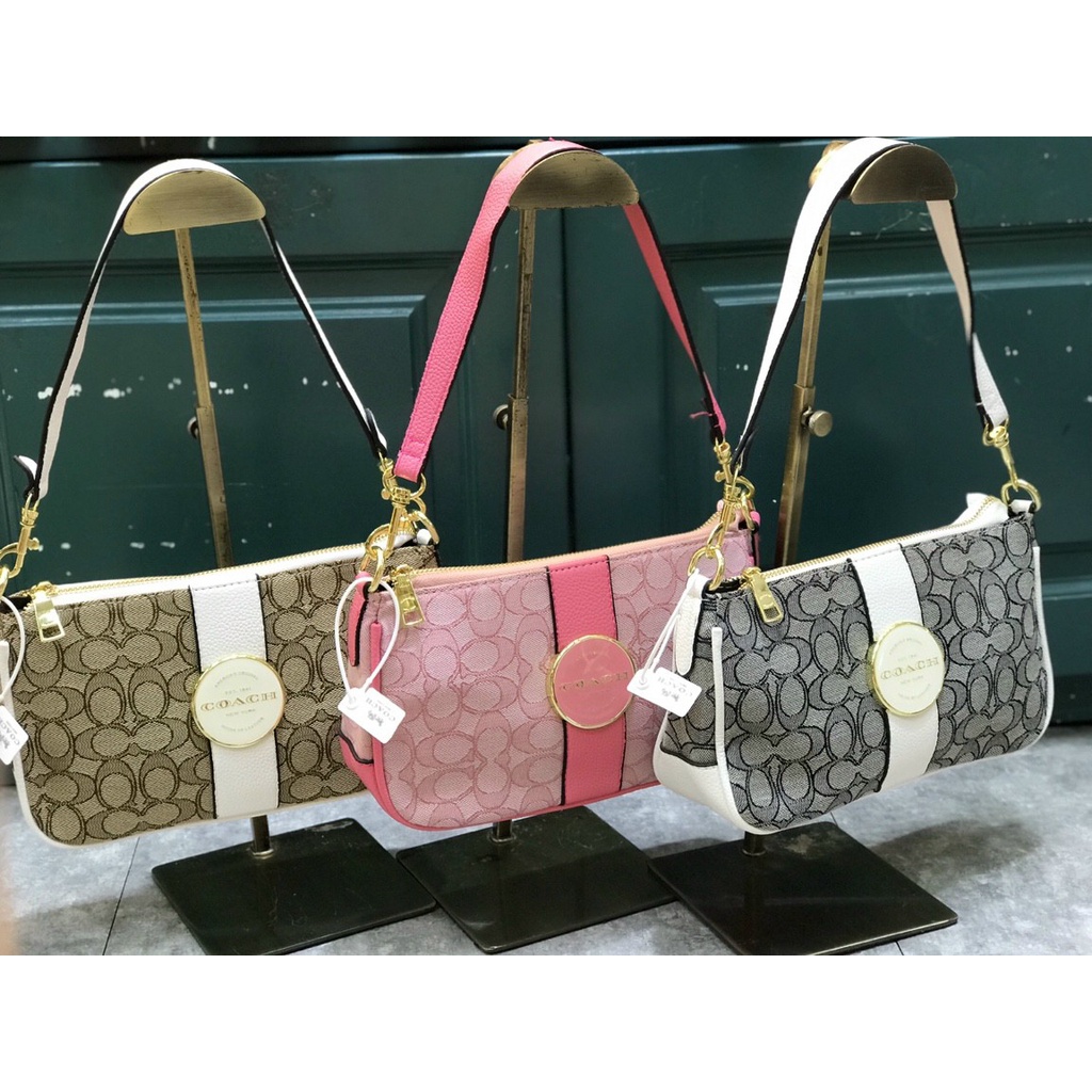 Túi kẹp nách 𝘊𝘰𝘢𝘤𝘩 phối chữ size 23 cm