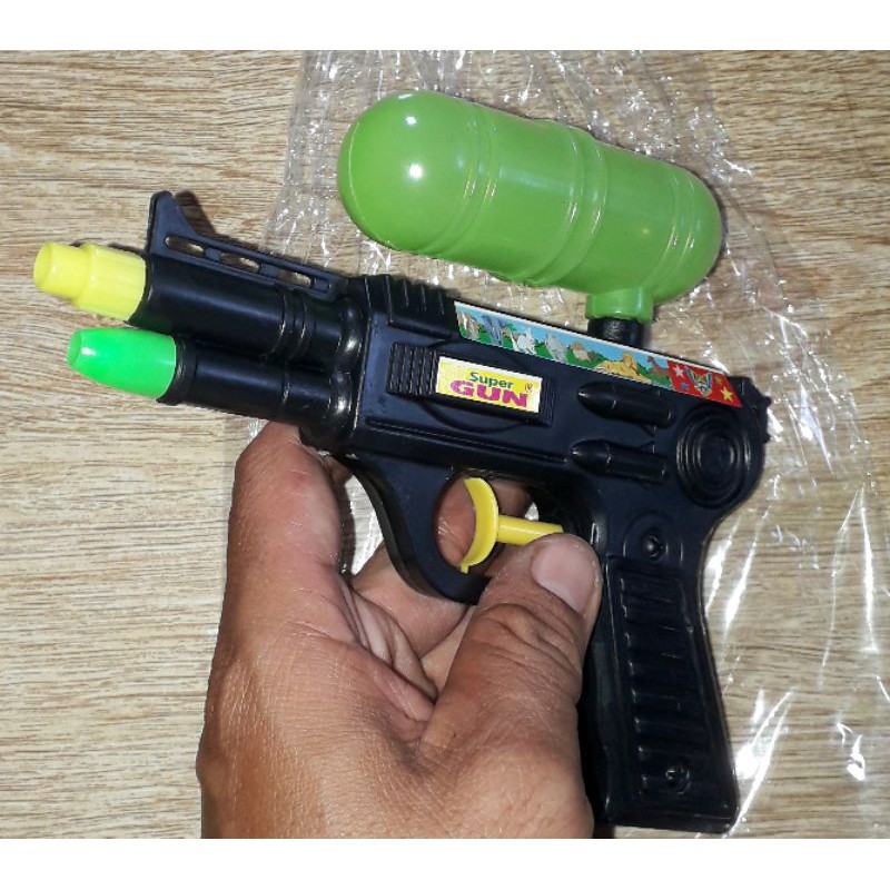 Một cây SúngNước 2 nồng 999 dài 18cm bằng nhựa có bình tiếp nước