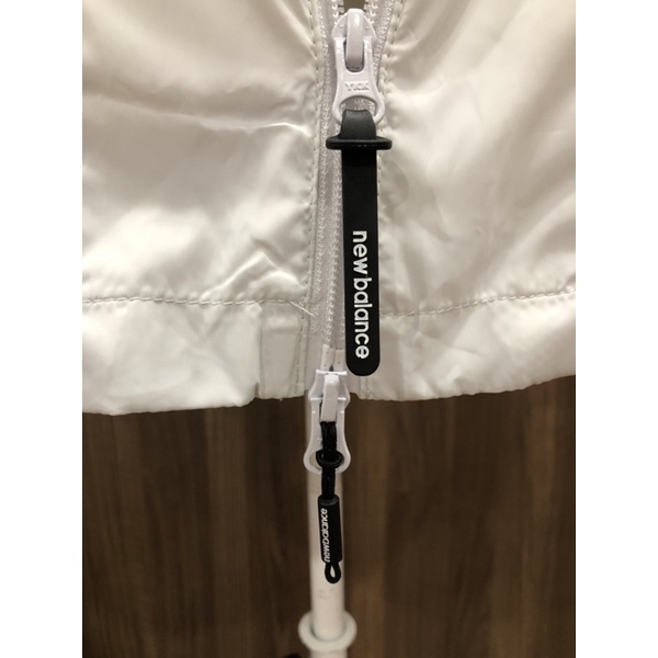 Áo khoác dáng dài dây rút eo có nón New Balance màu trắng chính hãng