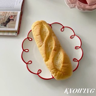 Đĩa gốm trắng hoạ tiết viền hoa đỏ uốn lượn