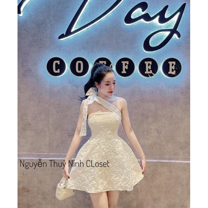 ĐẦM GẤM HOA DÂY CHÉO 1 BÊN CỘT NƠ VAI