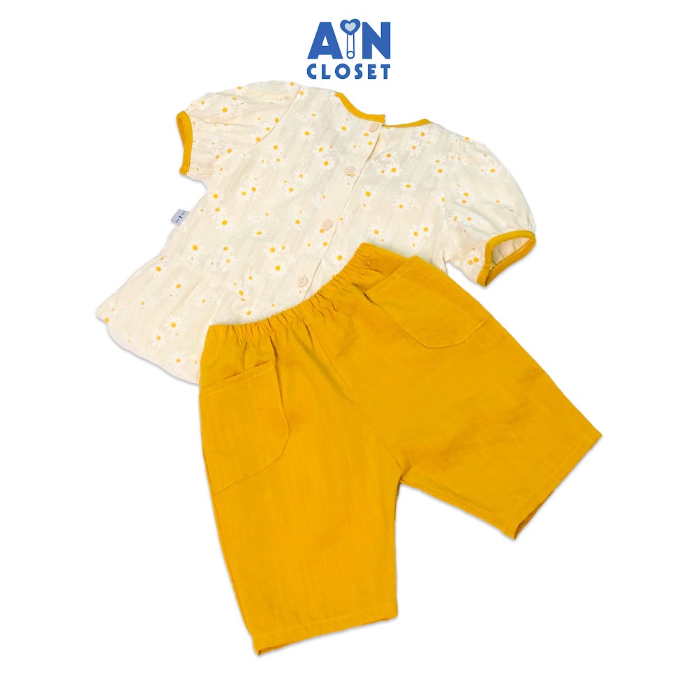 Bộ quần áo lửng bé gái họa tiết Cúc trắng cổ bèo vàng cotton - AICDBG7ICHON - AIN Closet