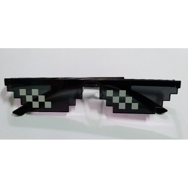 Kính ngầu màu đen