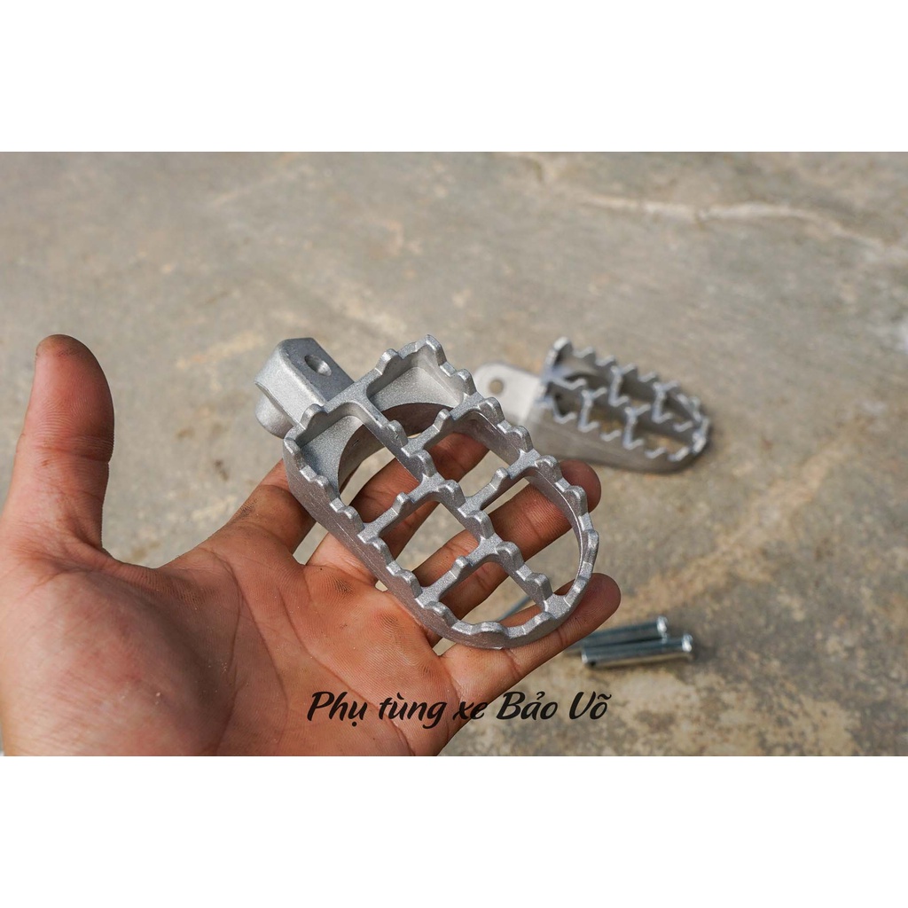 Gác chân cào cào kim loại độ nhiều dòng xe