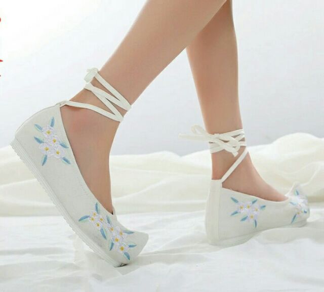 Giày vải thêu cổ trang Trung Quốc loại thắt dây gót cao 3.5cm giá rẻ.
