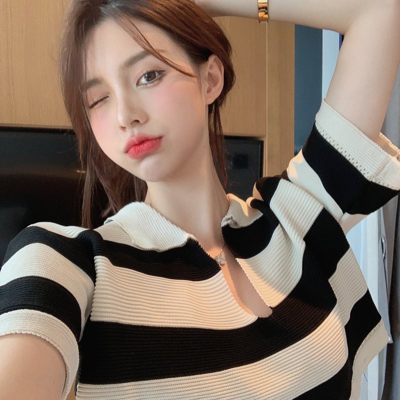 Áo croptop tay dài cổ chữ V form rộng họa tiết sọc caro thoải mái