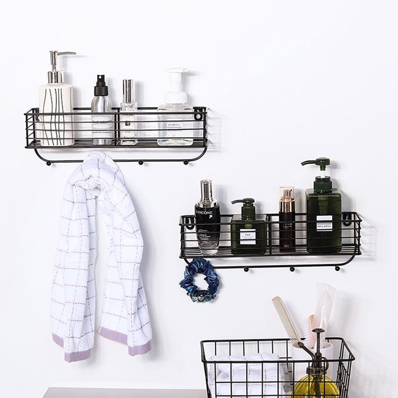 Kệ sắt gắn tường kèm móc treo đỡ vật dụng tiện lợi cho phòng bếp phòng tắm