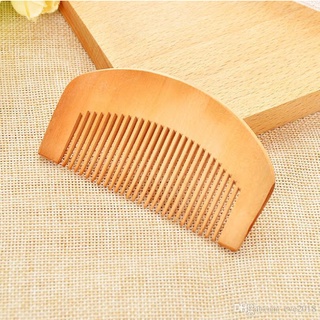 Lược dùng để chải tóc được làm bằng gỗ