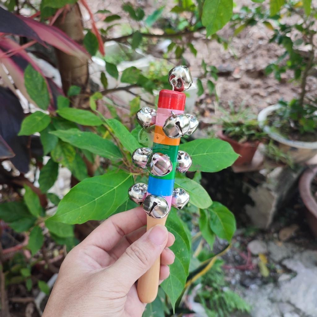 Lục lạc gỗ cho bé xúc xắc màu cầu vồng chuông sắt an toàn